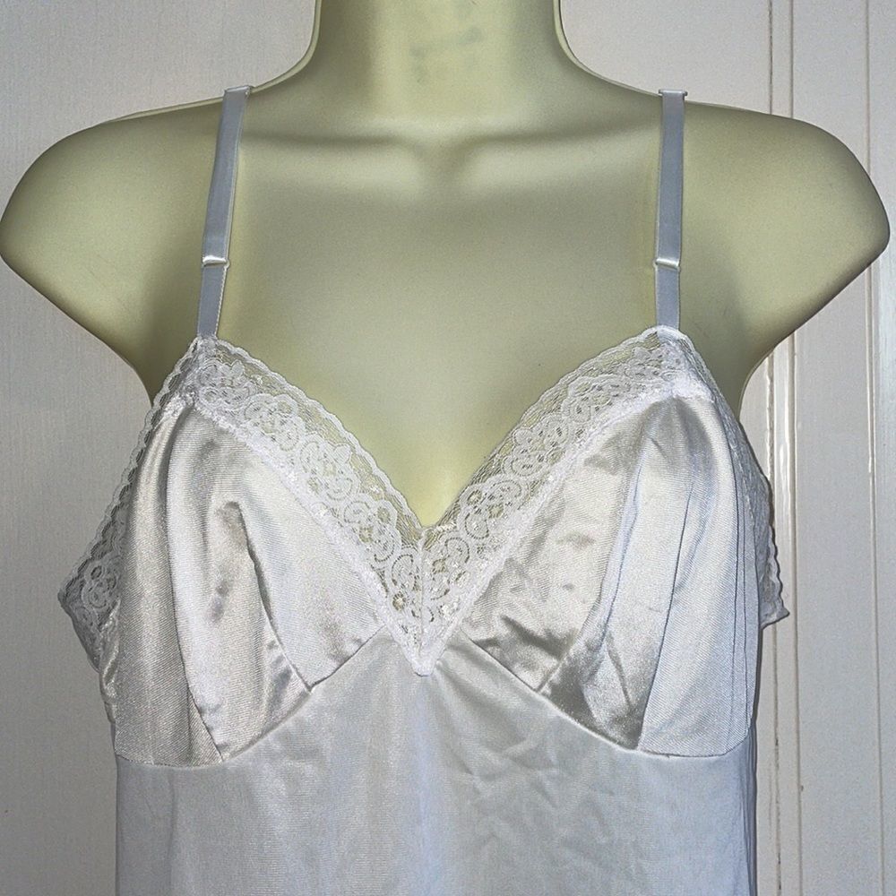 Vtg white full slip with lace details - Picture 2 of 5